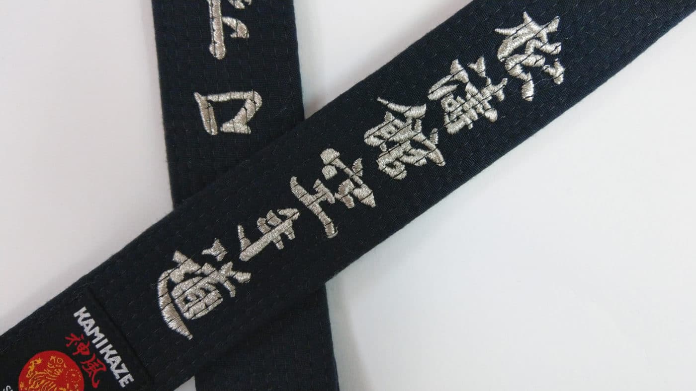 Karate-Schwarzgurt KAMIKAZE Baumwolle EXTRA LARGE - Premium Qualität 6 gürtel-karate-kamikaze-extra-large-new-life-premium-baumwolle-zoom-stickerei-silber