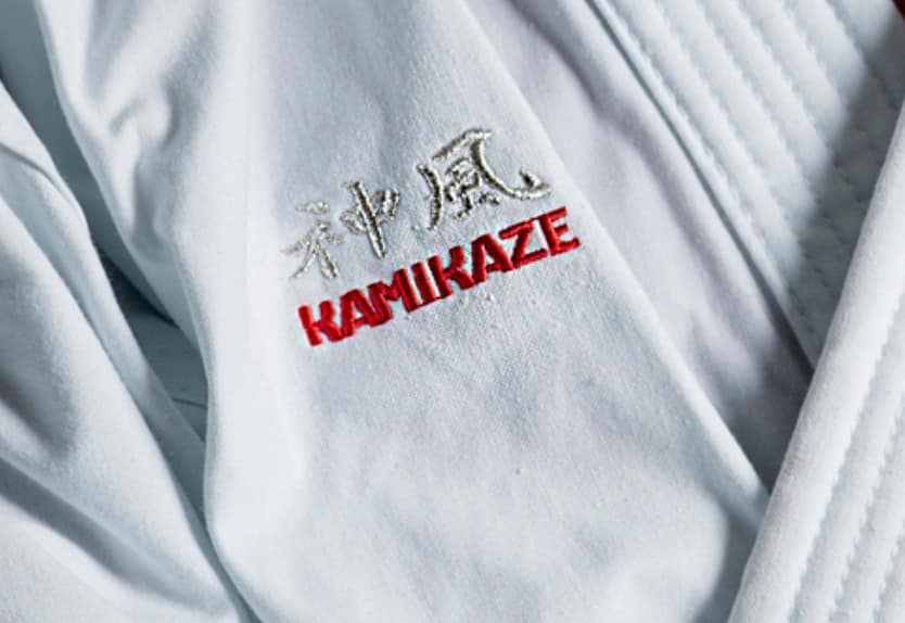 Kamikaze-Karategi PREMIER-KATA 11 karate-gi-kamikaze-erste-kata-wkf-broderie-brustkorb