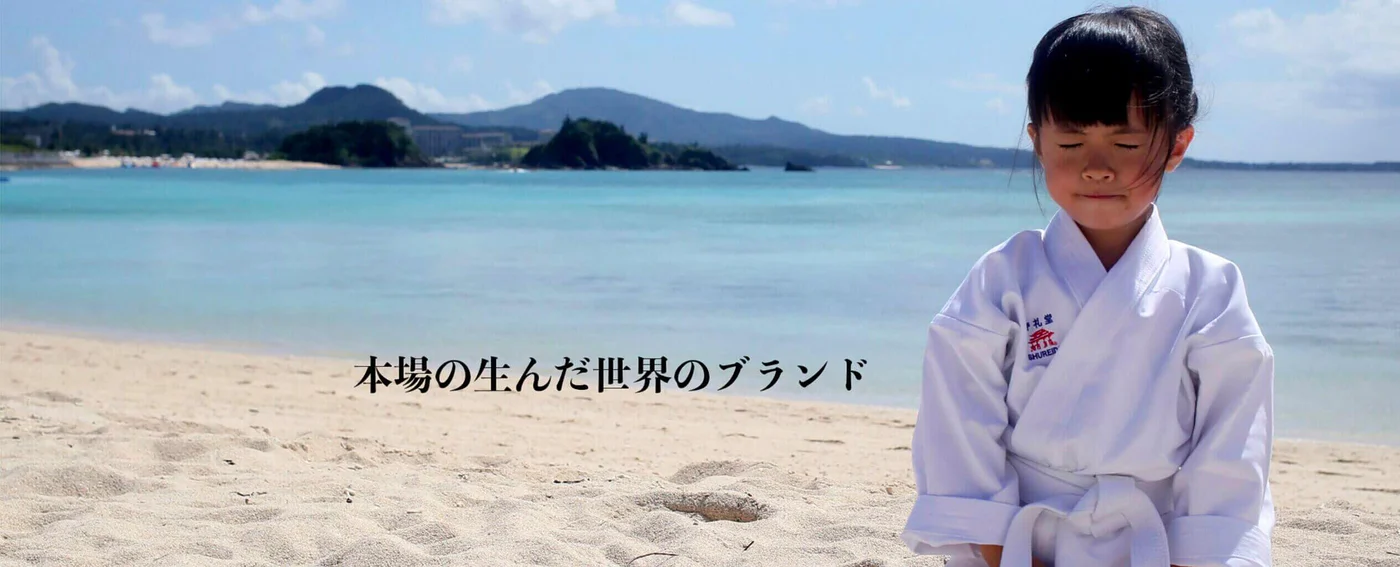 karate-gi-shureido-junges-japanisches-mädchen-am-strand
