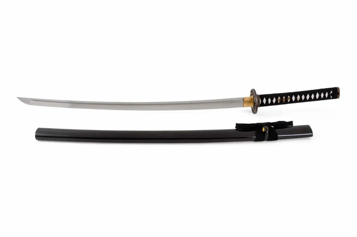 katana-mit-scharfer-klinge-und-einer-holzscheide