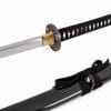 katana-mit-der-scharfen-klinge-einer-holzscheide