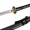 katana-mit-der-scharfen-klinge-einer-holzscheide