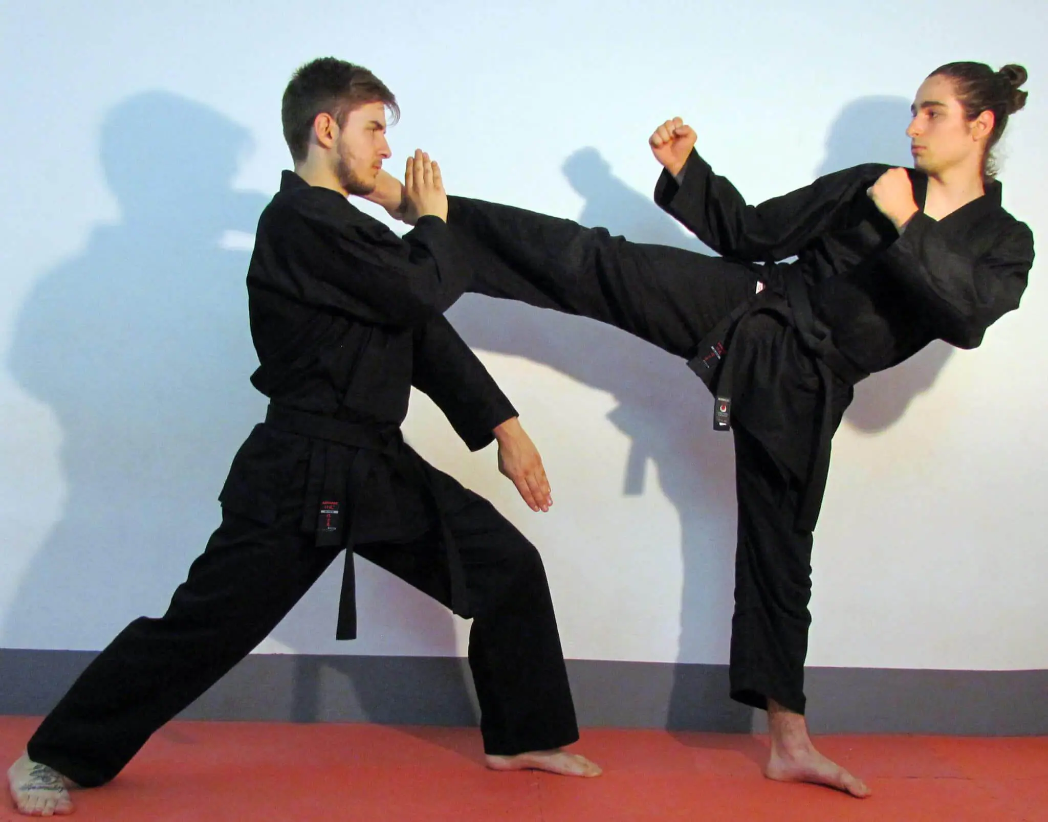 kimono-karate-gi-kamikaze-basic-black-noir-kobudo-blocage-mawashi-geri
