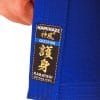 kimono-karate-gi-kamikaze-goshin-etikette-auf-blauer-jacke