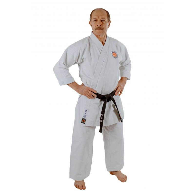 Kimono Karateanzug Kamikaze New Life Sensei - Premium Qualität Made in Japan 5 kimono-karate-gi-kamikaze-new-life-sensei-debout