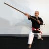 kimono-karate-gi-kobudo-schwarz-kamikaze-zenkutsu-dachi-bo