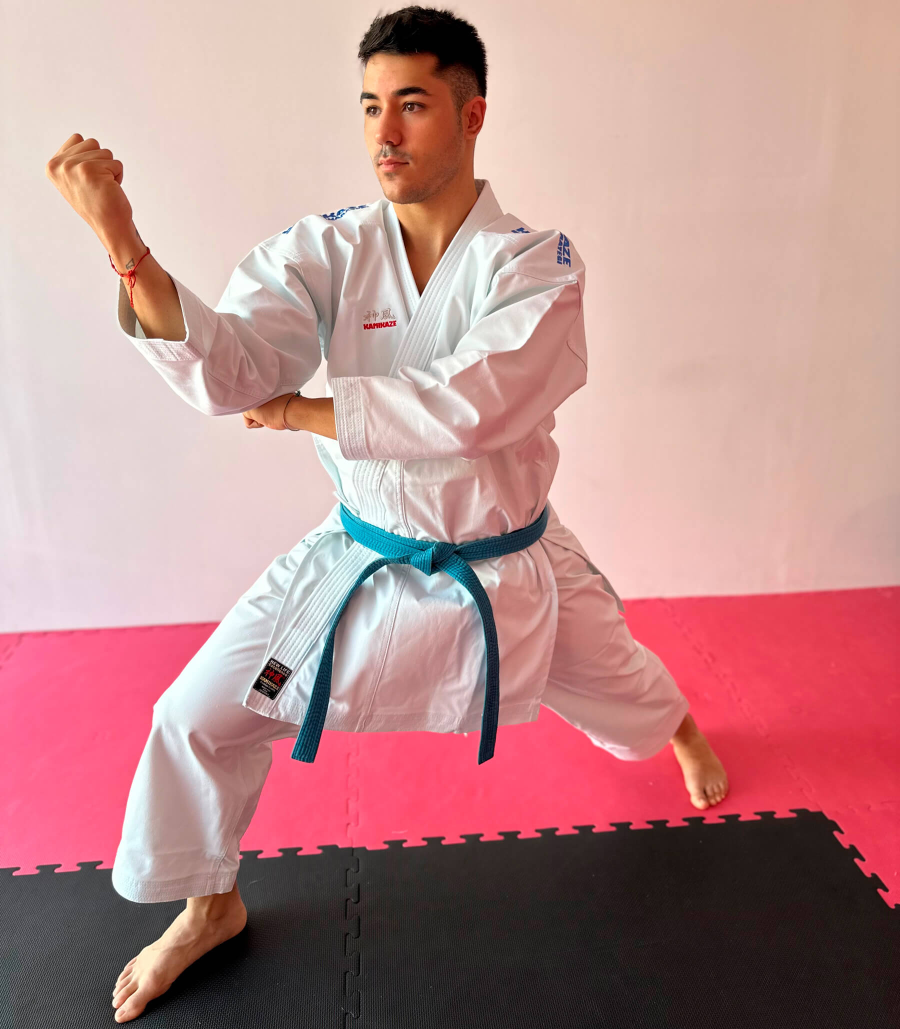 Karateanzug Kamikaze New Life Excellence Rot oder Blau 6 kimono-karateanzug-kamikaze-new-life-excellence-blue-uraken-otoshi