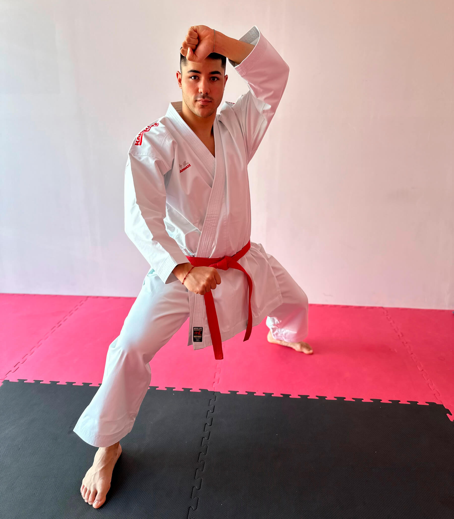 Karateanzug Kamikaze New Life Excellence Rot oder Blau 7 kimono-karate-kamikaze-new-life-excellence-red-kamae