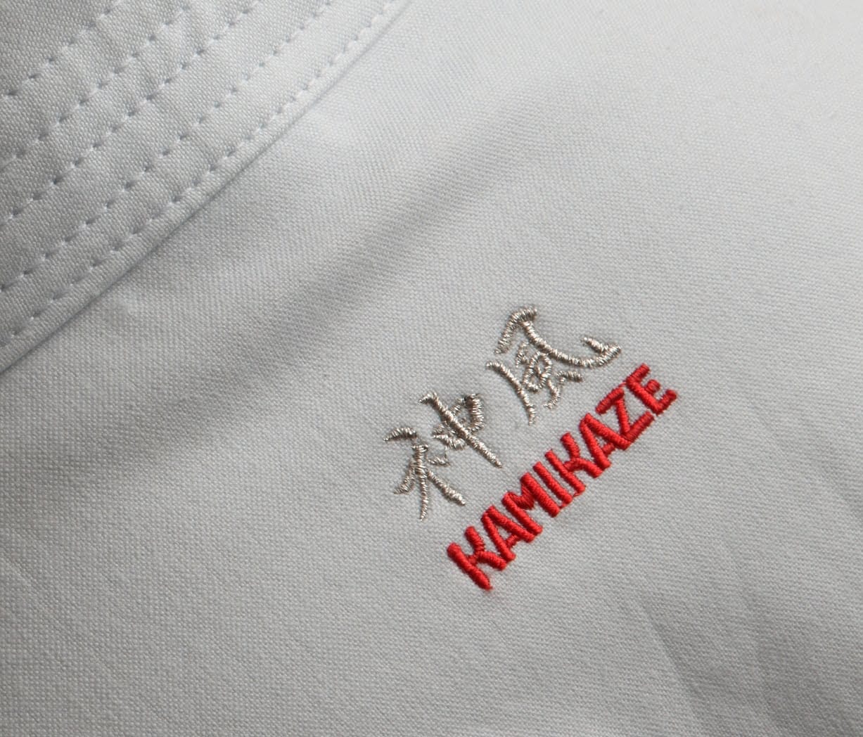 Karateanzug New Life Kamikaze Karateanzug Excellence 5 kimono-karategi-excellence-kata-wkf-kamikaze-broderie-nukke-zoom