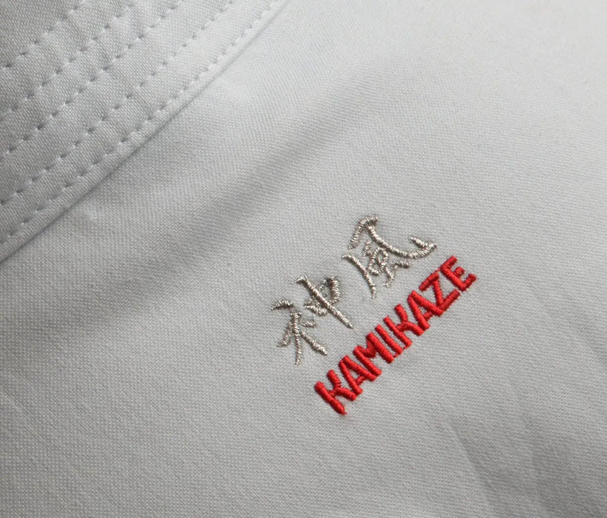 kimono-karategi-excellence-kata-wkf-kamikaze-broderie-nukke-zoom
