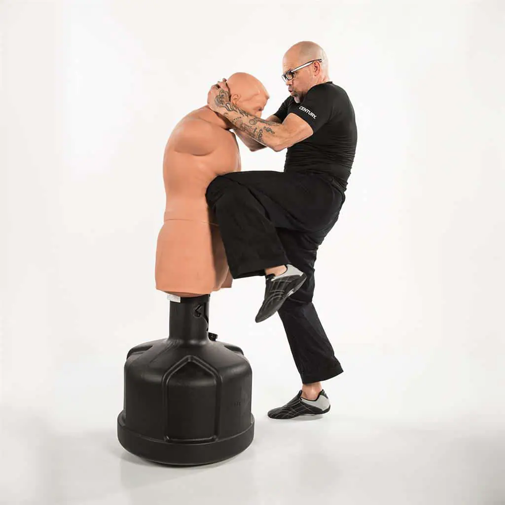schaufensterpuppe-big-bob-xl-century-hiza-geri-auf-karate-gi