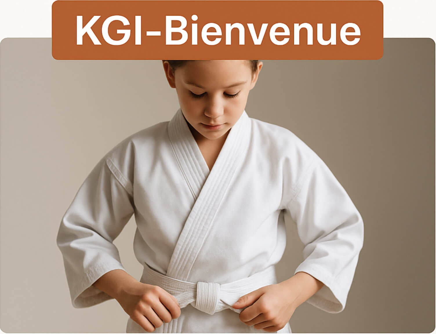 Willkommensangebot: -10 % auf Ihre 1ʳᵉ Bestellung 1 Junger Karateka beim Anlegen seines weißen Gürtels - Karate-Gi Willkommensangebot