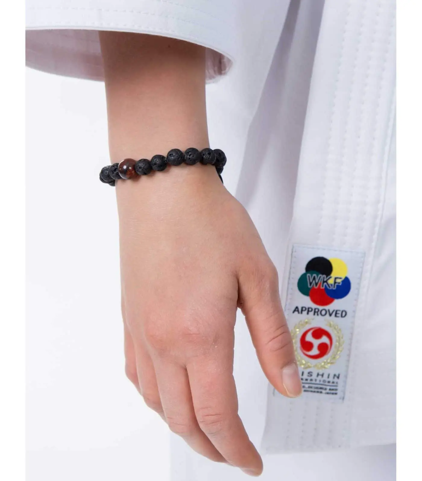 seishin-bracelet-sur-karate-gi-auf-handgelenk