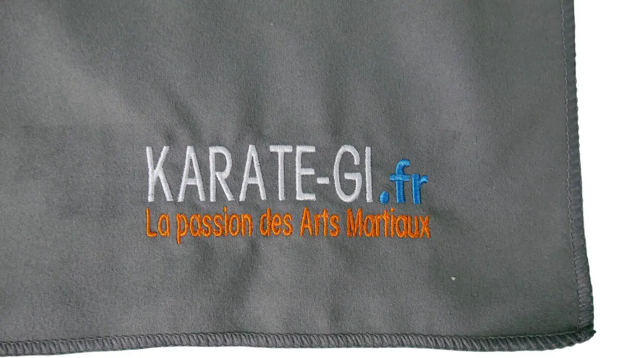 Handtuch-Mikrofaser-120x70-grau-karate-gi-Detail-Stickerei