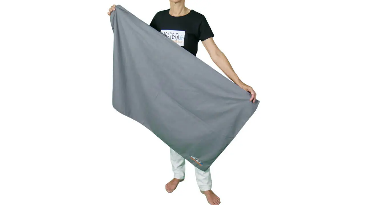 Mikrofaser-Handtuch-120x70-grau-karate-gi-Präsentiert-Stehhilfe